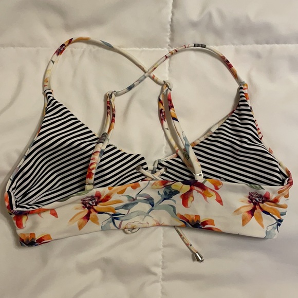 *SOLD*Front Tie Floral Swim Top ☀️🌸 - Picture 6 of 10